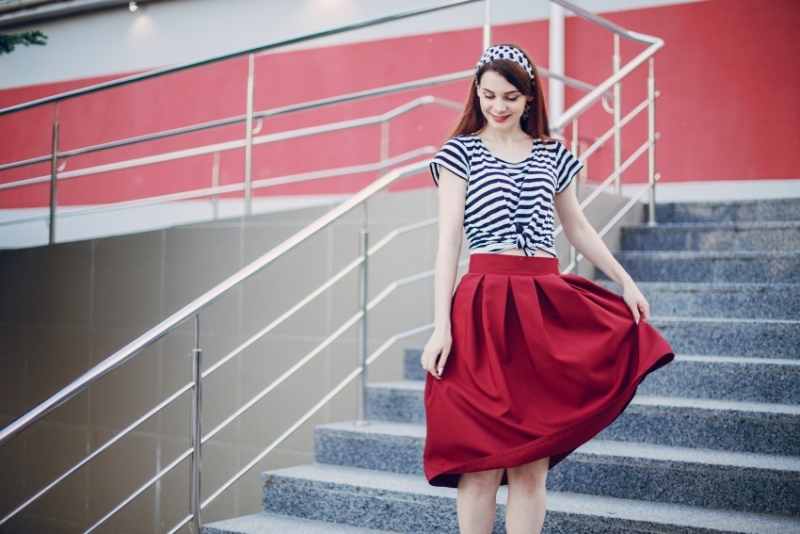 My boyfriend _______________ me a beautiful skirt. (buy)