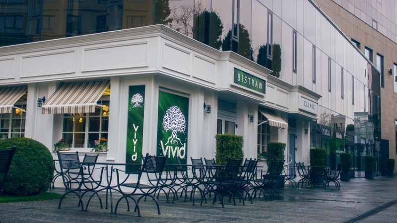 The restaurant where she usually dines is closed.